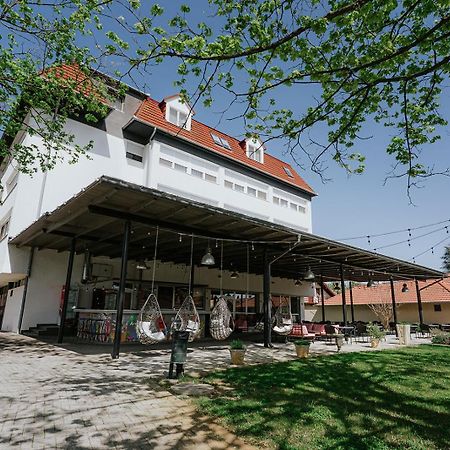 Aqua Hotel Gyula Bagian luar foto