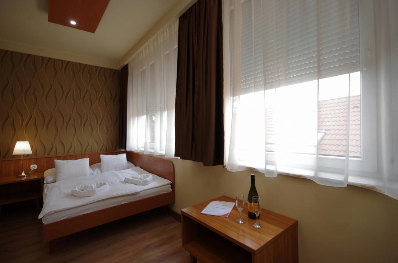 Aqua Hotel Gyula Bagian luar foto