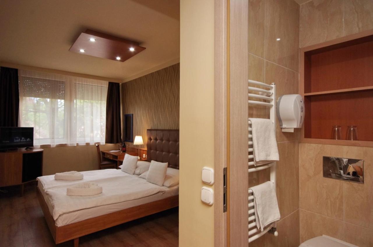 Aqua Hotel Gyula Bagian luar foto