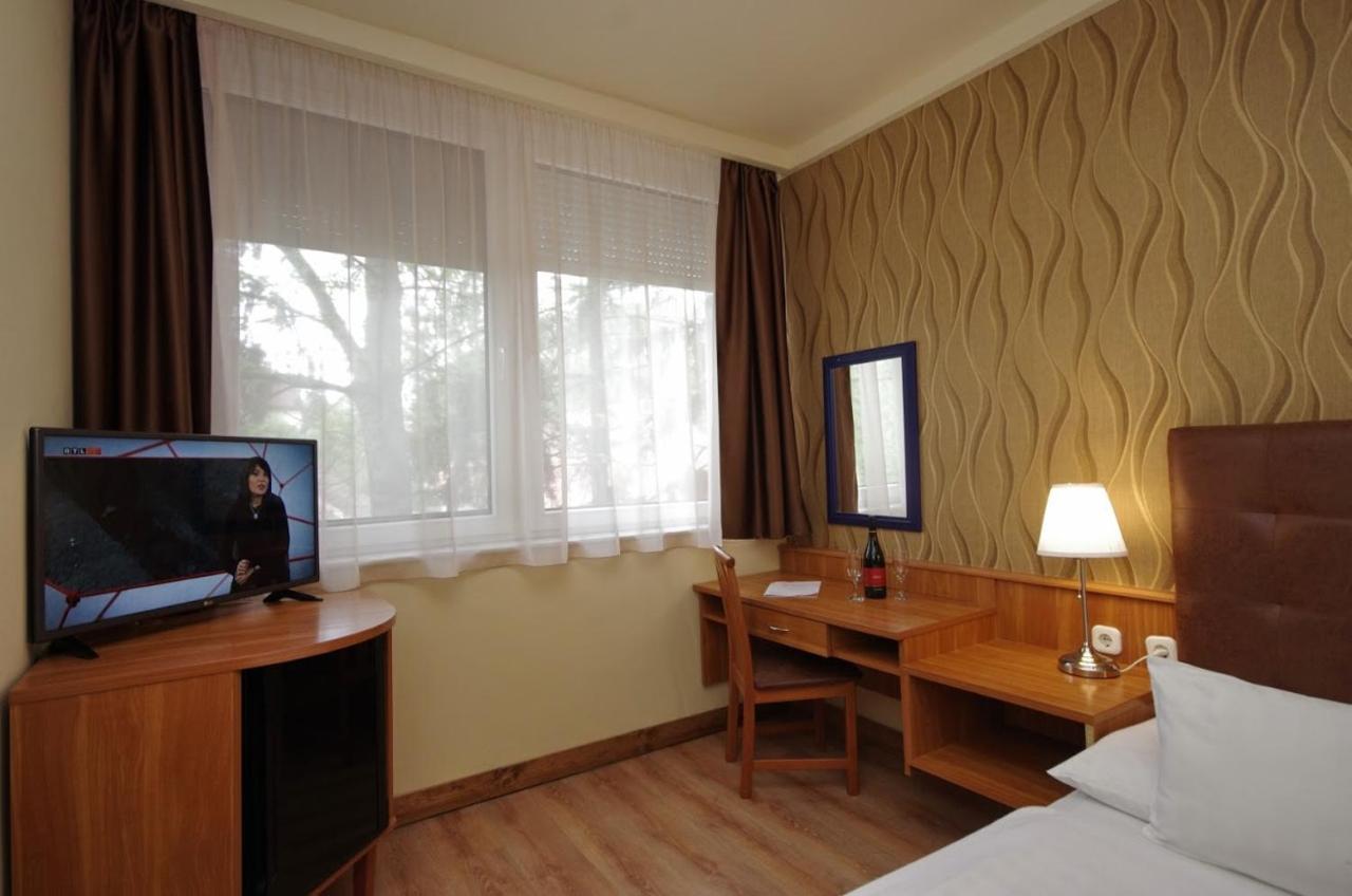 Aqua Hotel Gyula Bagian luar foto