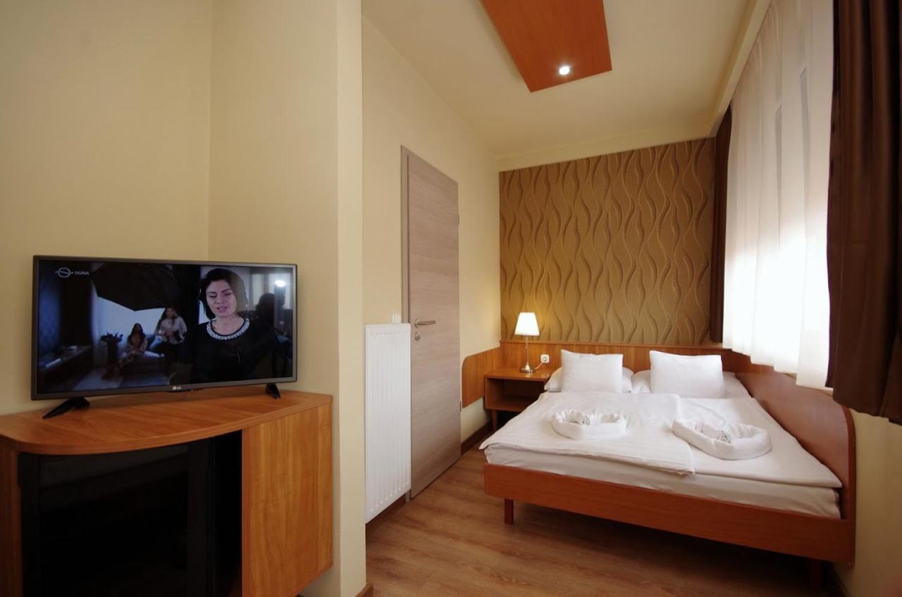 Aqua Hotel Gyula Bagian luar foto