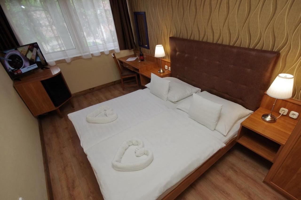 Aqua Hotel Gyula Bagian luar foto