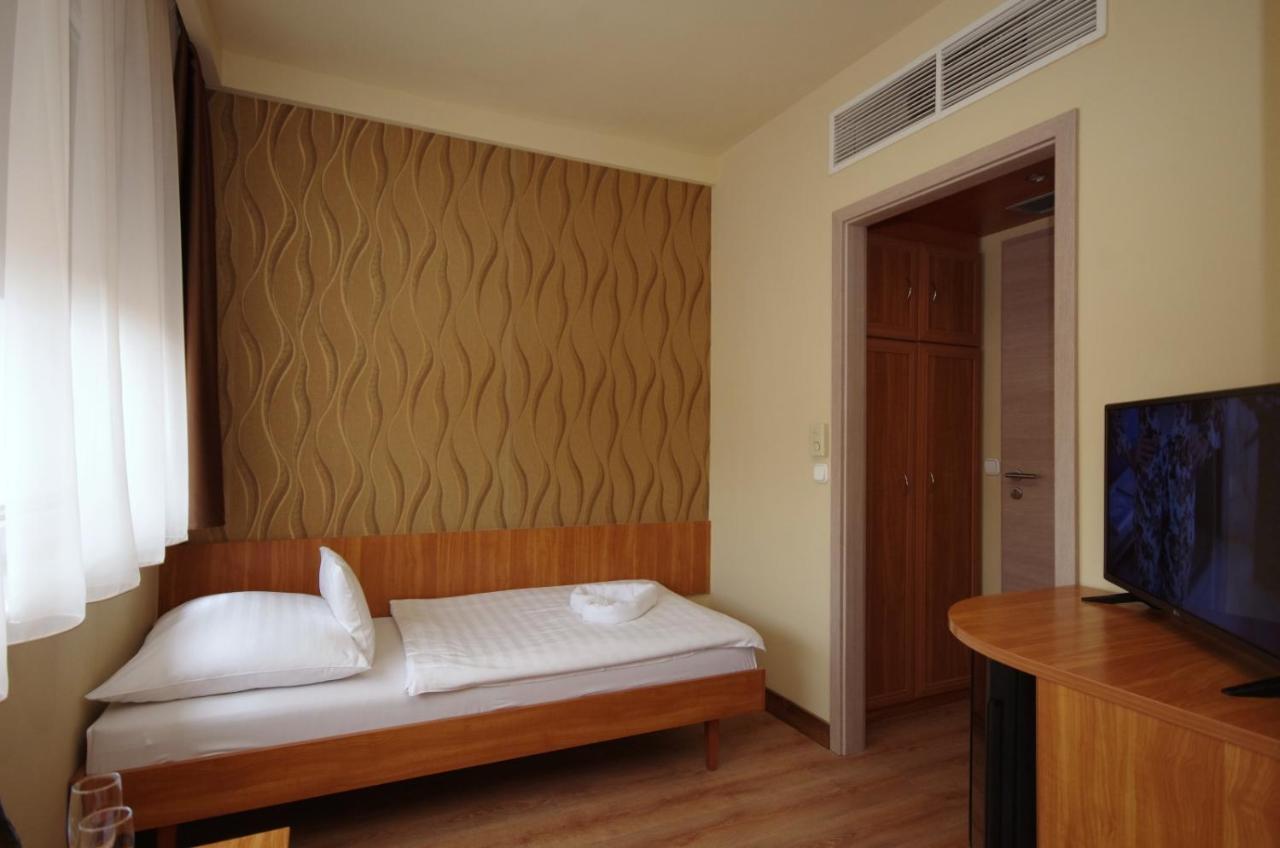 Aqua Hotel Gyula Bagian luar foto