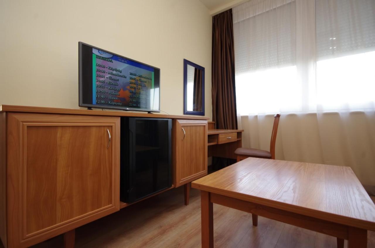 Aqua Hotel Gyula Bagian luar foto
