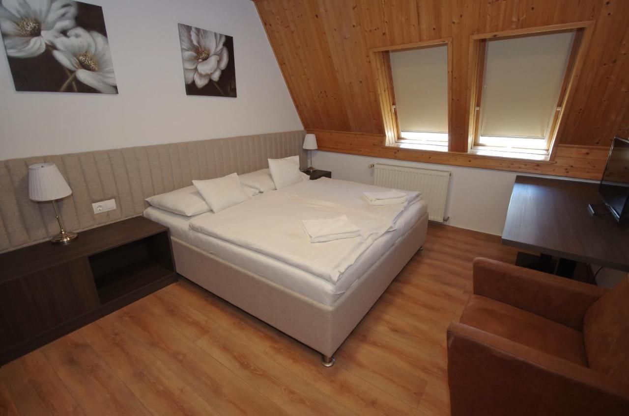 Aqua Hotel Gyula Bagian luar foto