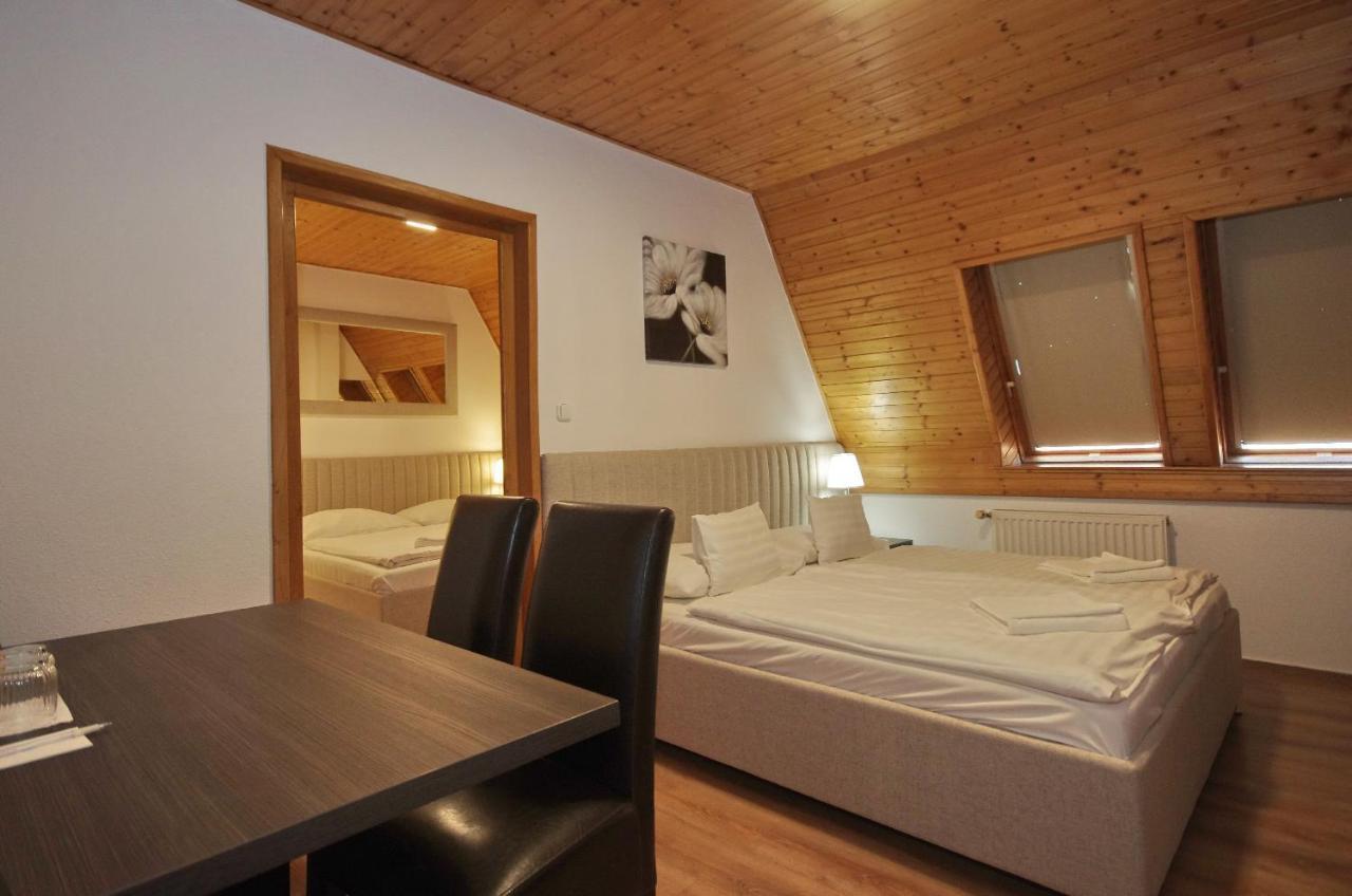 Aqua Hotel Gyula Bagian luar foto
