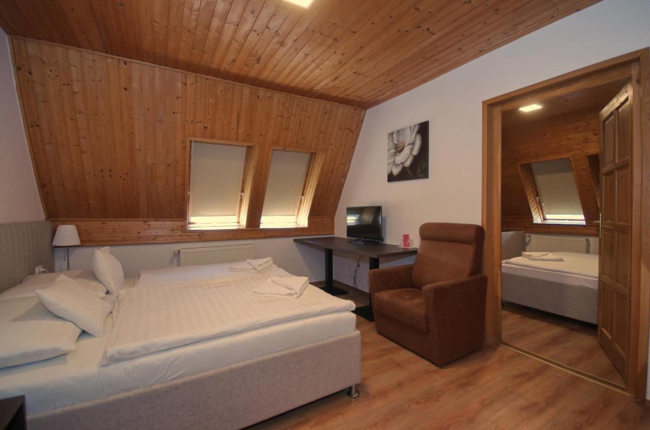 Aqua Hotel Gyula Bagian luar foto