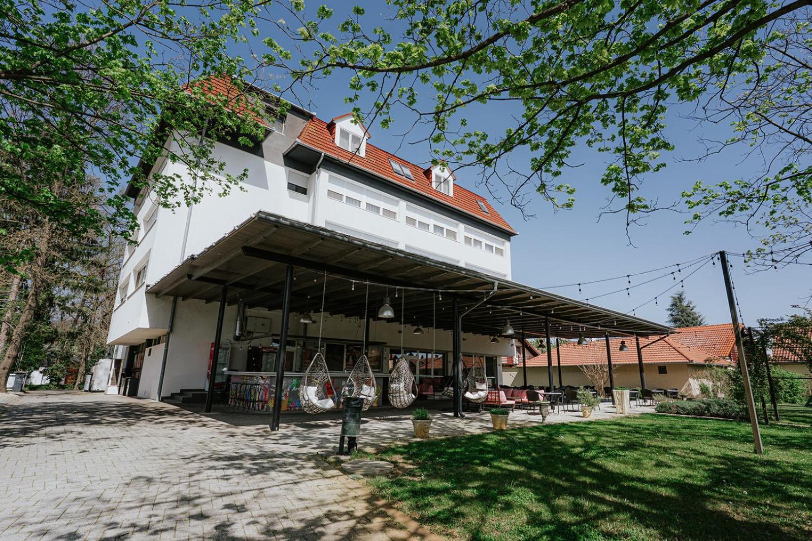 Aqua Hotel Gyula Bagian luar foto