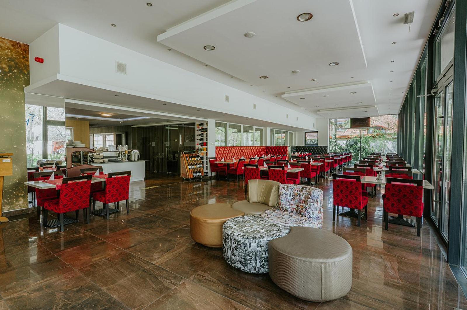 Aqua Hotel Gyula Bagian luar foto