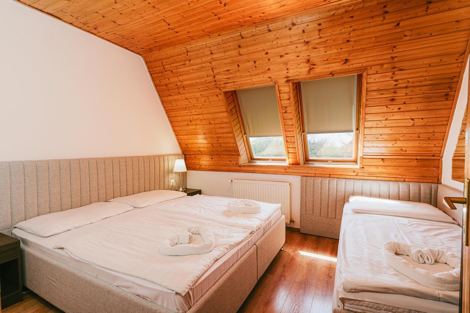 Aqua Hotel Gyula Bagian luar foto