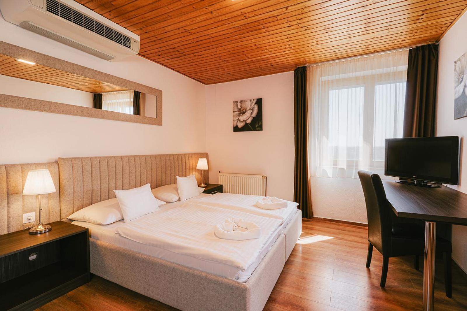 Aqua Hotel Gyula Bagian luar foto
