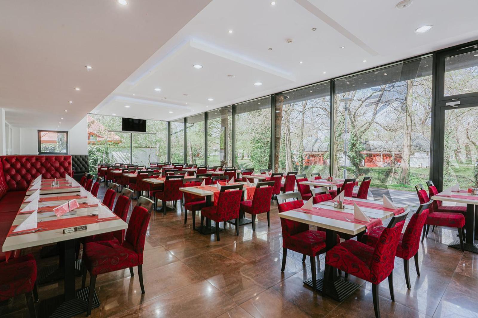 Aqua Hotel Gyula Bagian luar foto