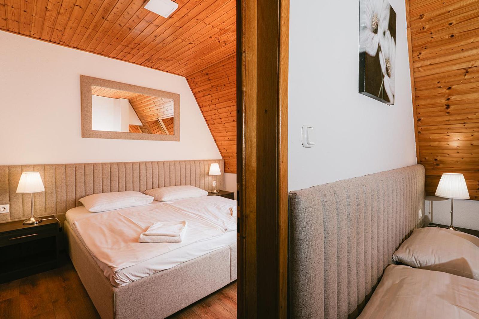 Aqua Hotel Gyula Bagian luar foto