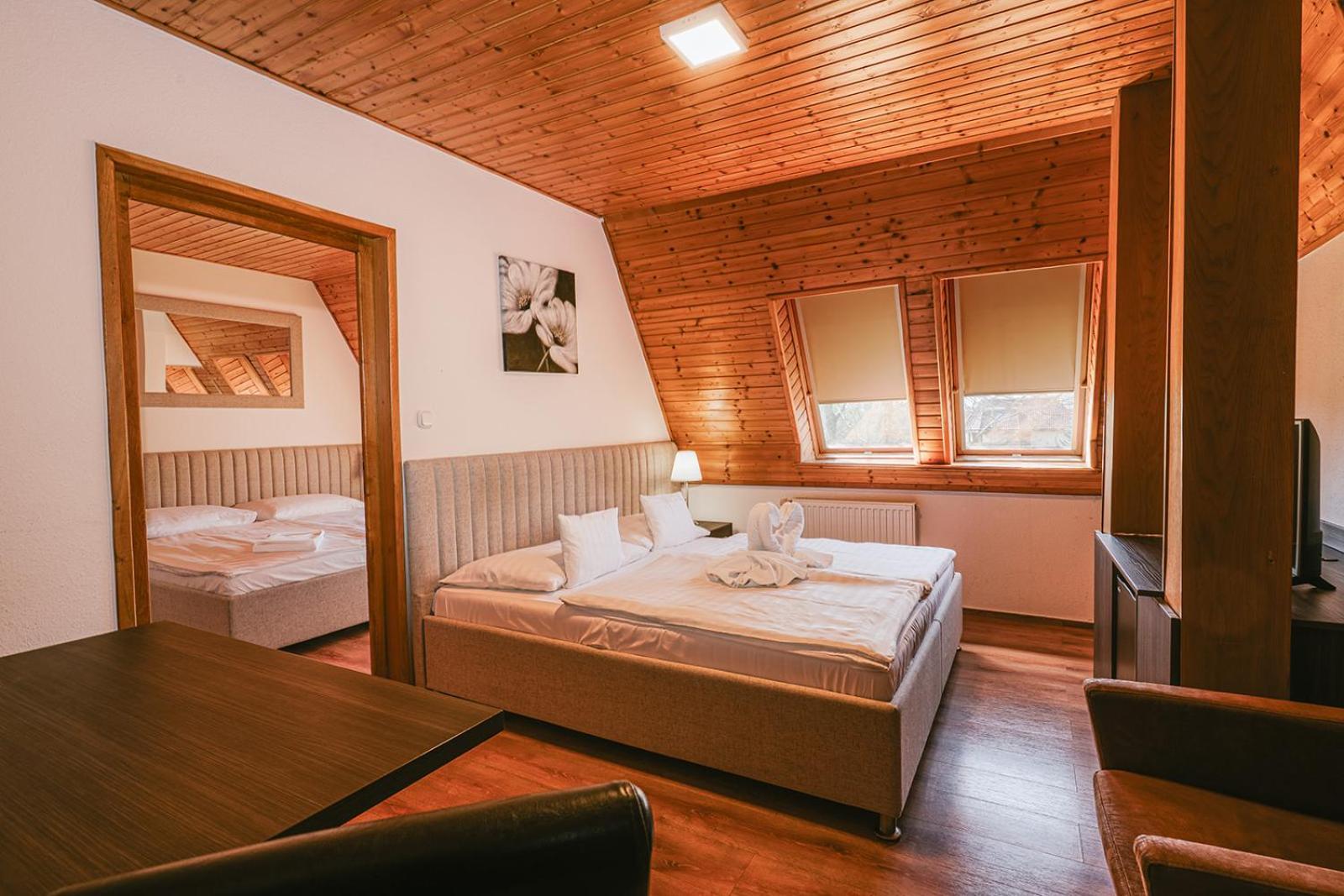Aqua Hotel Gyula Bagian luar foto