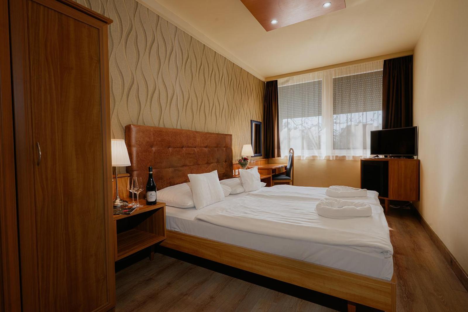Aqua Hotel Gyula Bagian luar foto