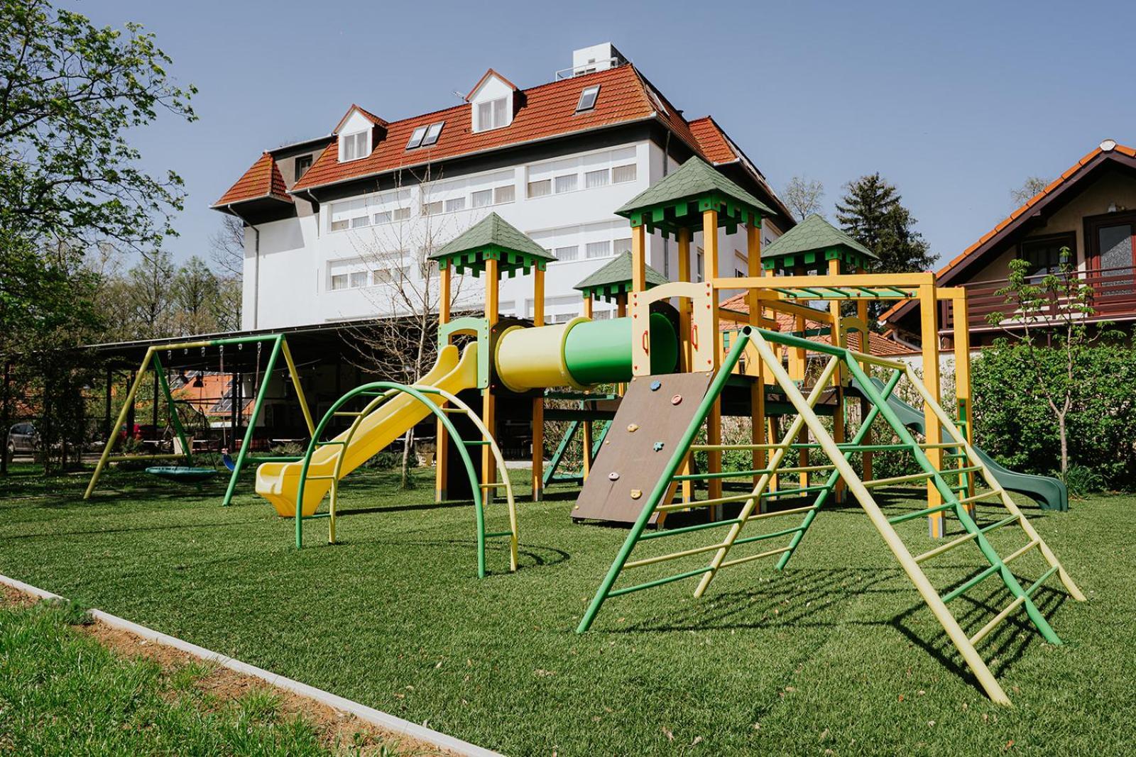Aqua Hotel Gyula Bagian luar foto