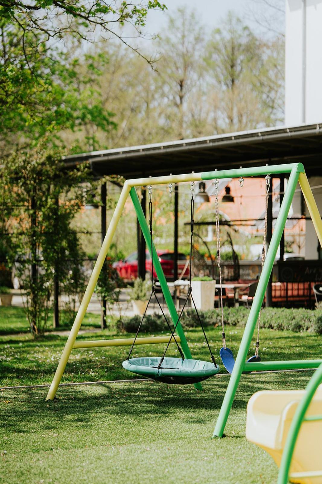 Aqua Hotel Gyula Bagian luar foto