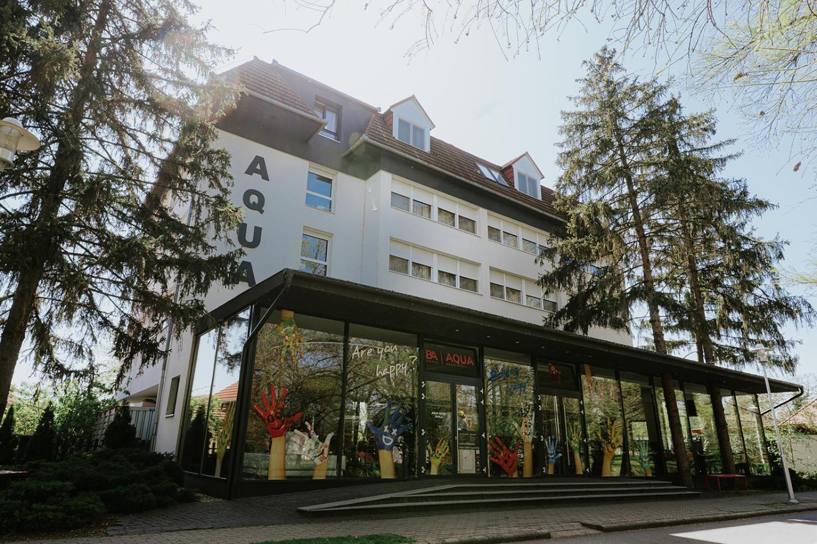 Aqua Hotel Gyula Bagian luar foto