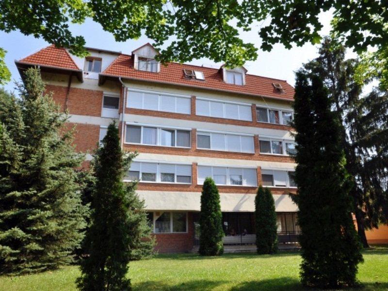 Aqua Hotel Gyula Bagian luar foto