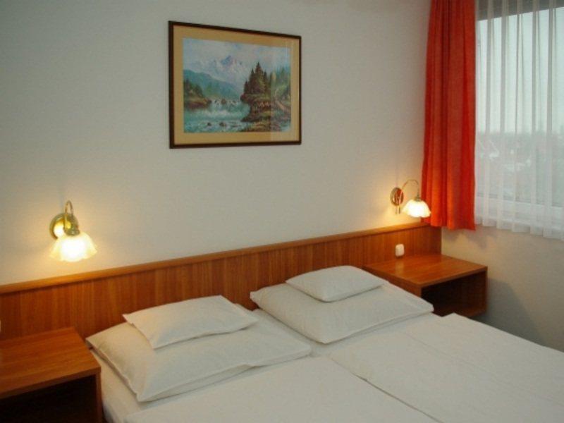Aqua Hotel Gyula Bagian luar foto