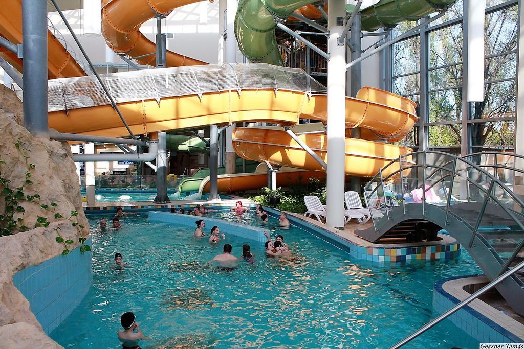 Aqua Hotel Gyula Bagian luar foto