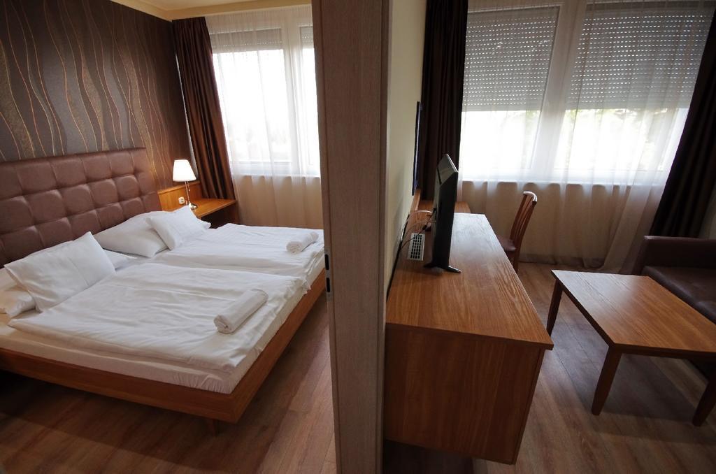 Aqua Hotel Gyula Bagian luar foto