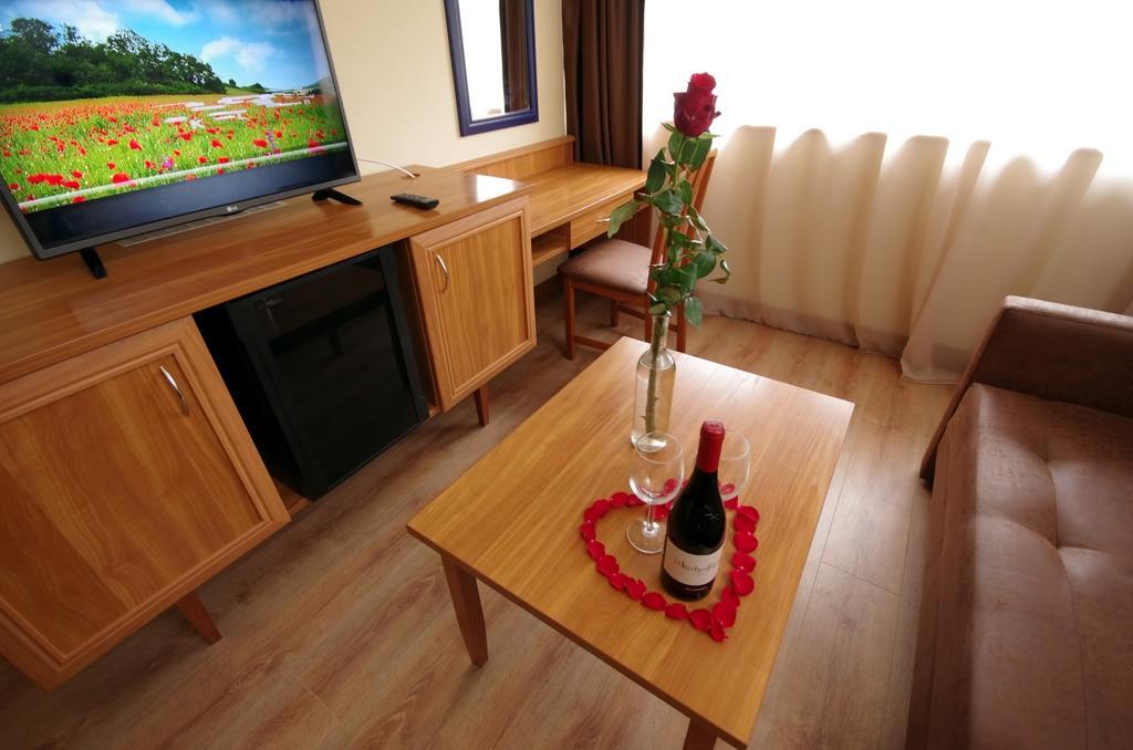 Aqua Hotel Gyula Bagian luar foto