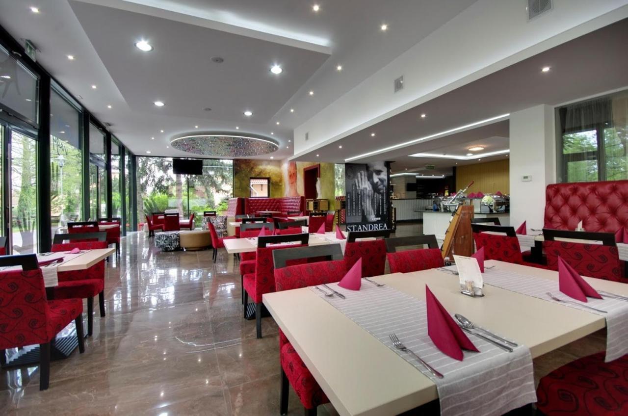Aqua Hotel Gyula Bagian luar foto