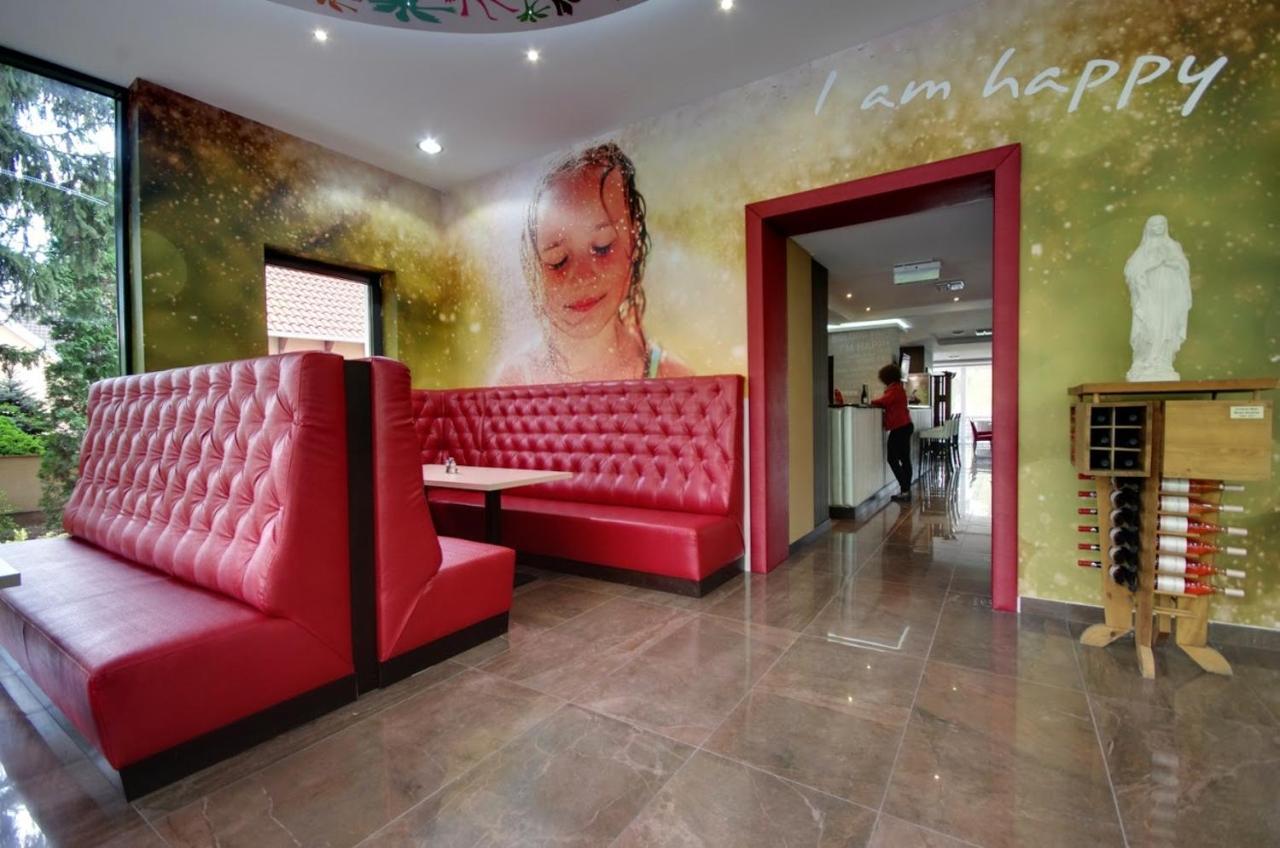 Aqua Hotel Gyula Bagian luar foto