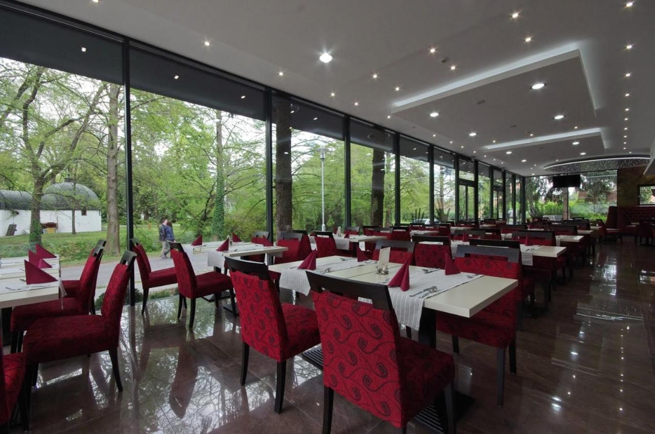 Aqua Hotel Gyula Bagian luar foto